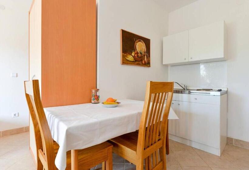 Rooms & Apartment Hegic