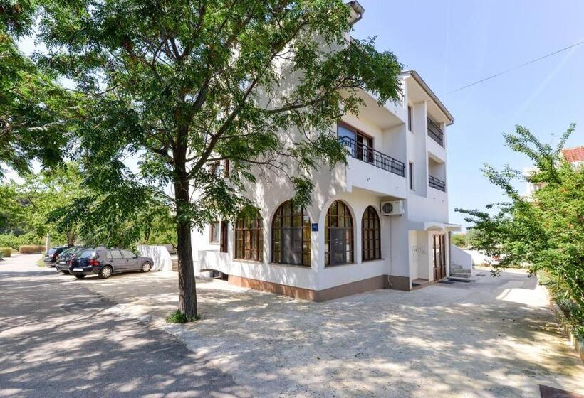 Rooms & Apartment Hegic