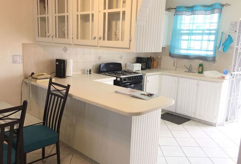 Cumber's Tropical Apartments