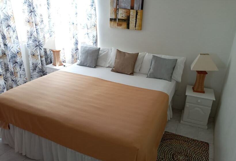 Cumber's Tropical Apartments