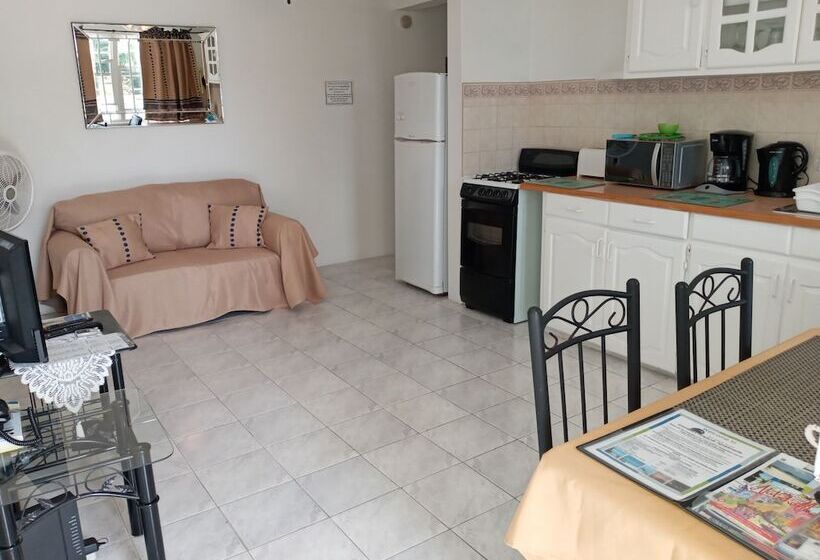 Cumber's Tropical Apartments