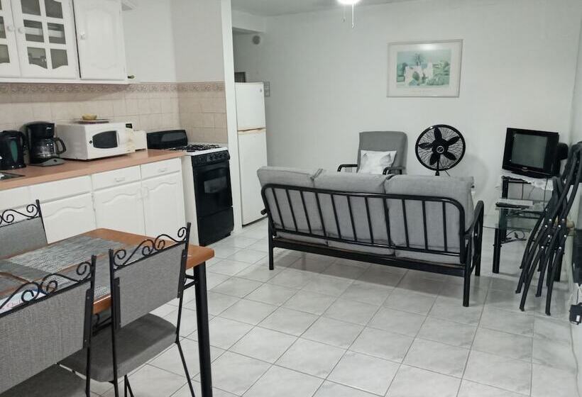 Cumber's Tropical Apartments