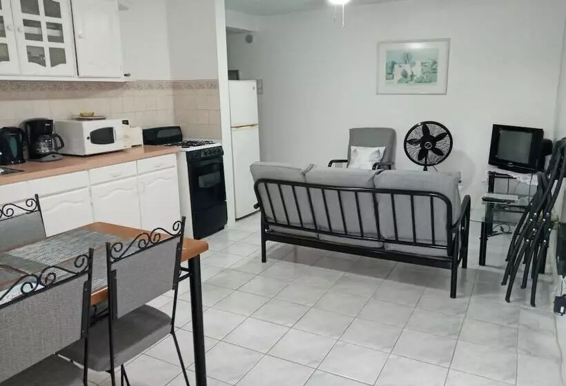 Cumber's Tropical Apartments