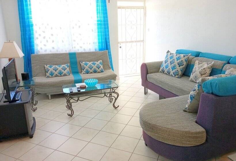 Cumber's Tropical Apartments