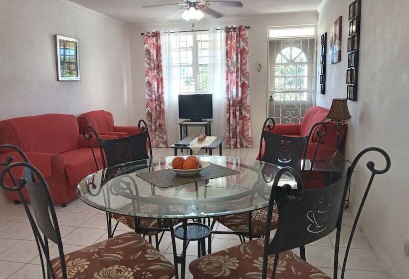 Cumber's Tropical Apartments