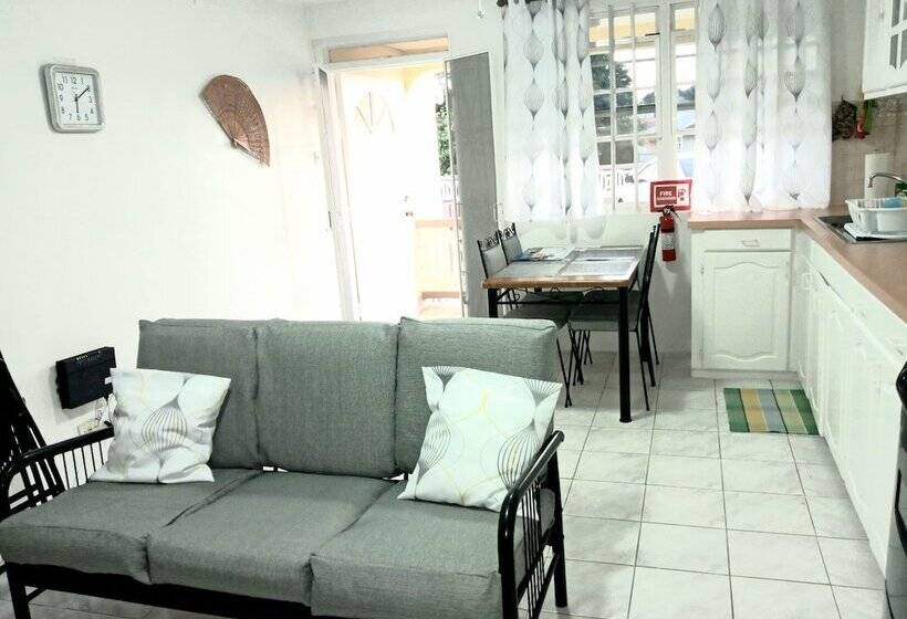 Cumber's Tropical Apartments