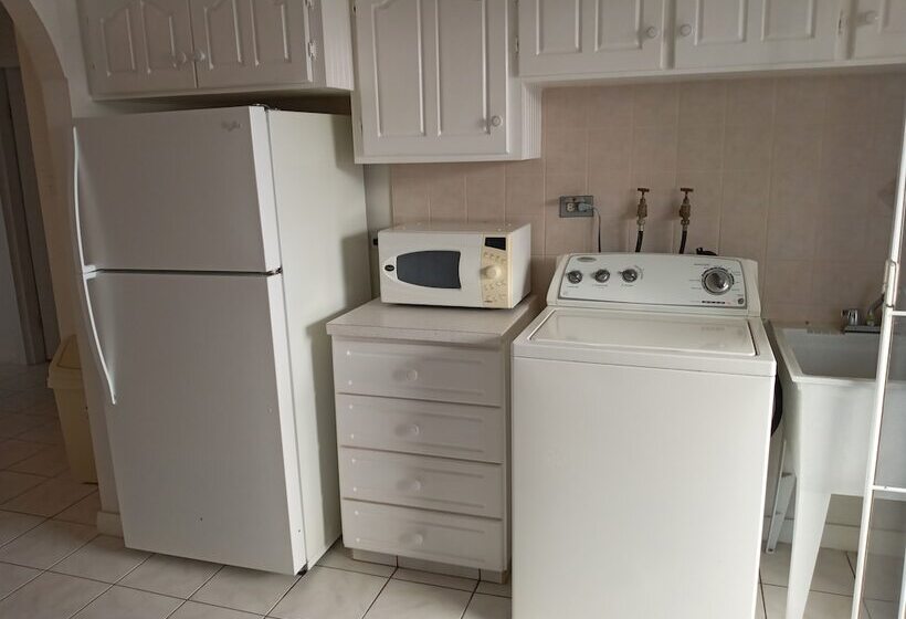 Cumber's Tropical Apartments