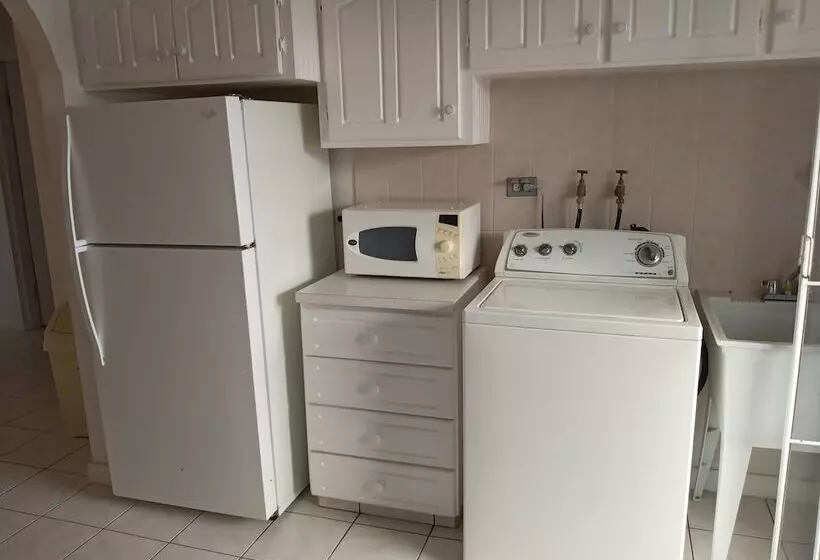 Cumber's Tropical Apartments