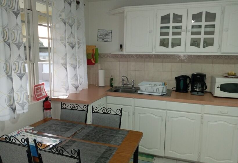 Cumber's Tropical Apartments