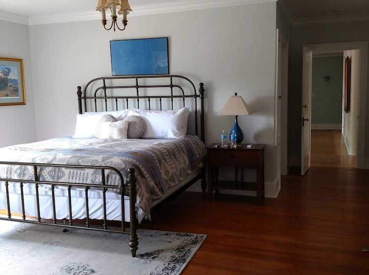 مبيت وإفطار The Stang Manor