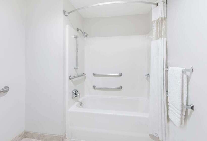 בית מלון כפרי Baymont By Wyndham Arlington At Six Flags Dr