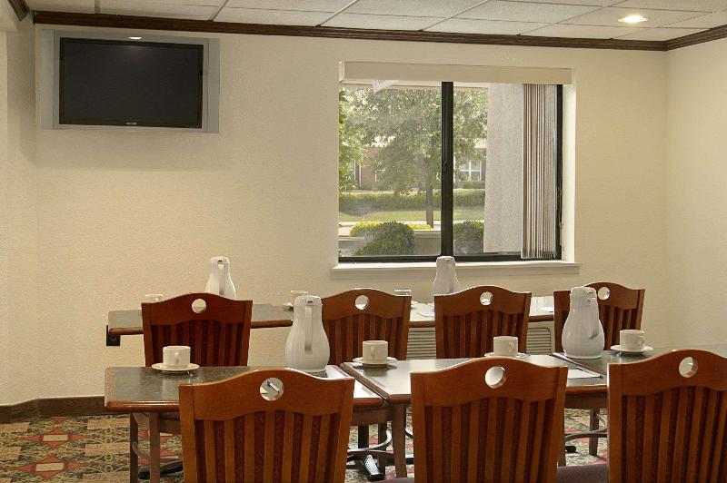 בית מלון כפרי Baymont By Wyndham Arlington At Six Flags Dr