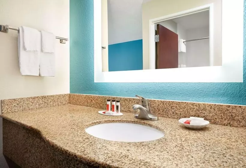 Отель Spark By Hilton Evansville East, In