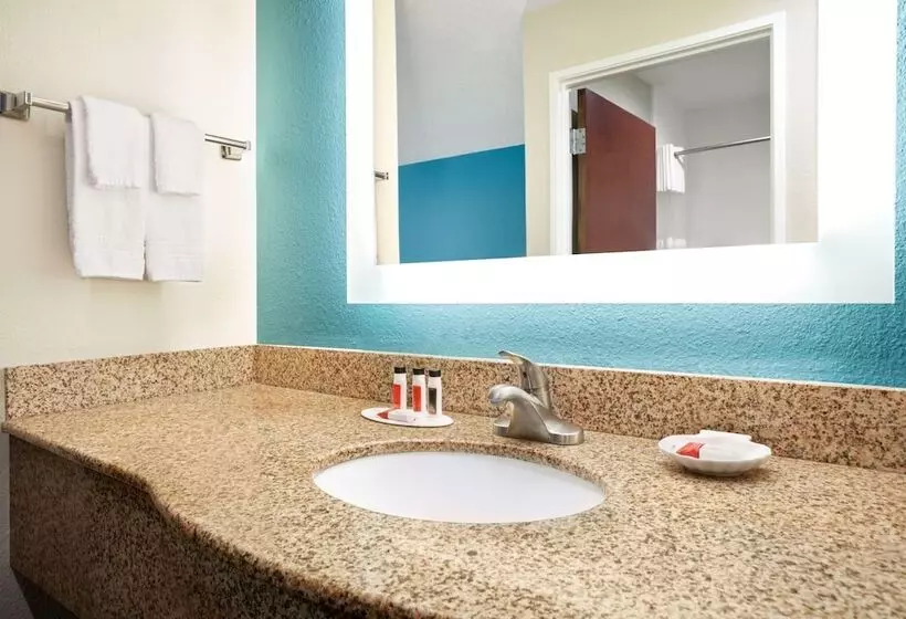 Отель Spark By Hilton Evansville East, In