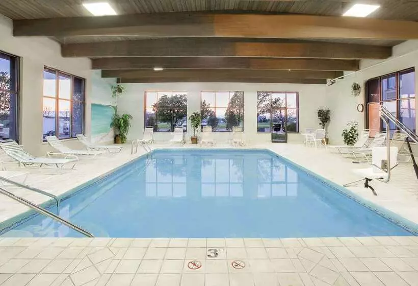 فندق Baymont By Wyndham Janesville