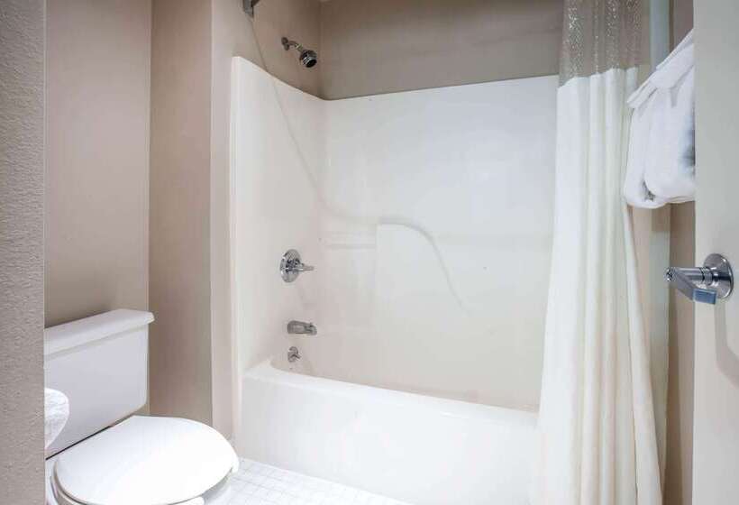 هتل Baymont By Wyndham Mackinaw City