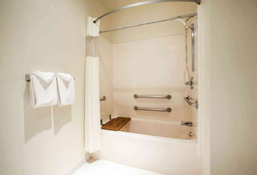 هتل Baymont By Wyndham Mackinaw City