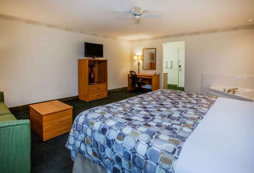 هتل Baymont By Wyndham Mackinaw City