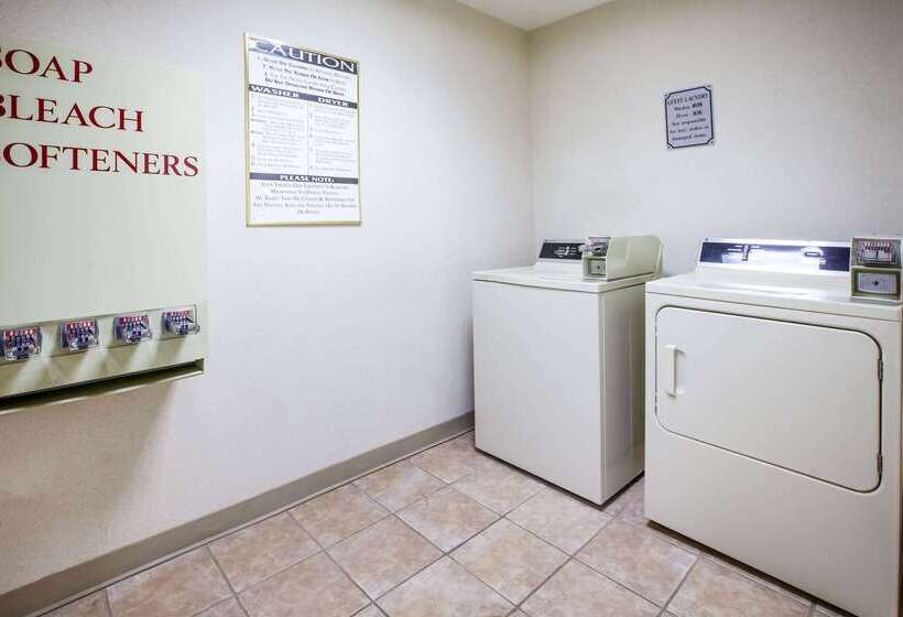 هتل Baymont By Wyndham Mackinaw City