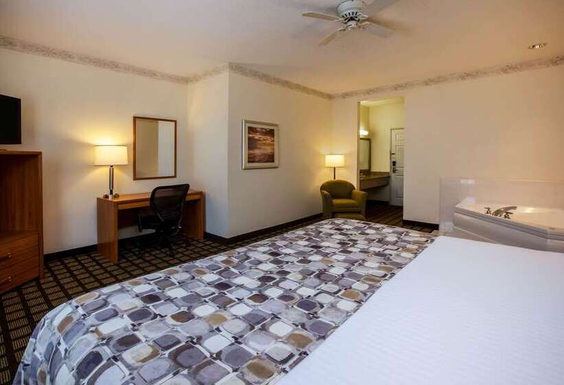 هتل Baymont By Wyndham Mackinaw City