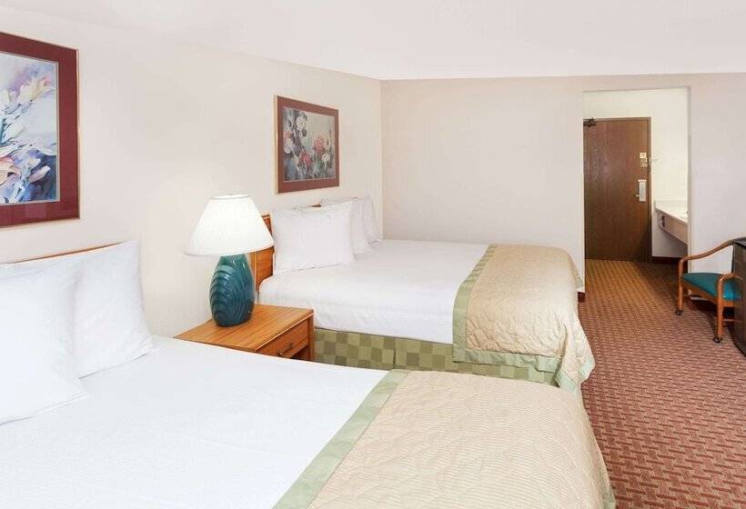 בית מלון כפרי Baymont By Wyndham St. Joseph/stevensville