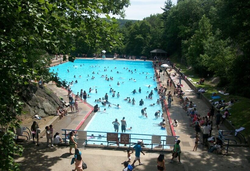 فندق Overlook Lodge And Stone Cottages At Bear Mountain