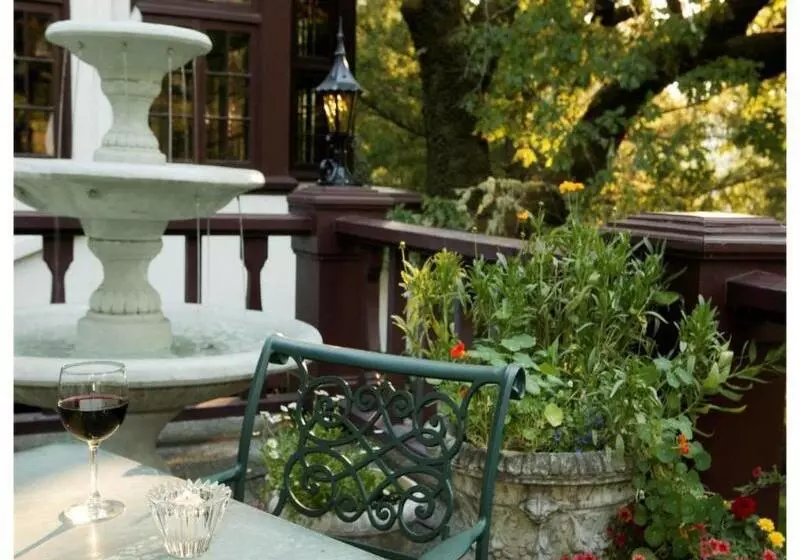 Отель Benbow Historic Inn