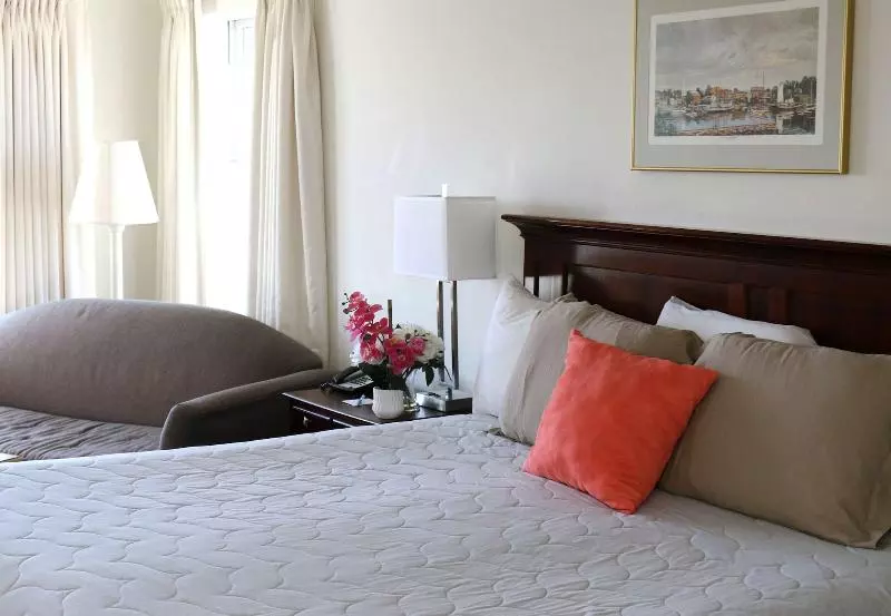 Camden Riverhouse Hotel And Inn