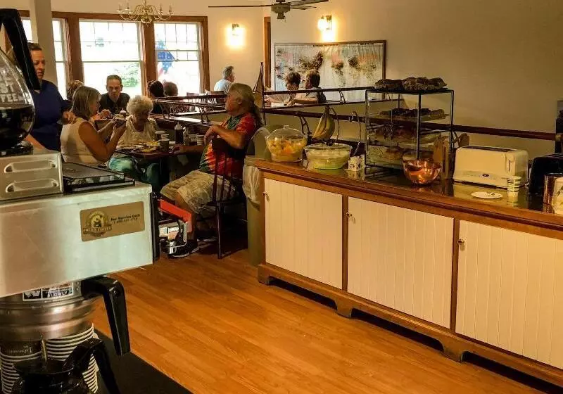 Camden Riverhouse Hotel And Inn