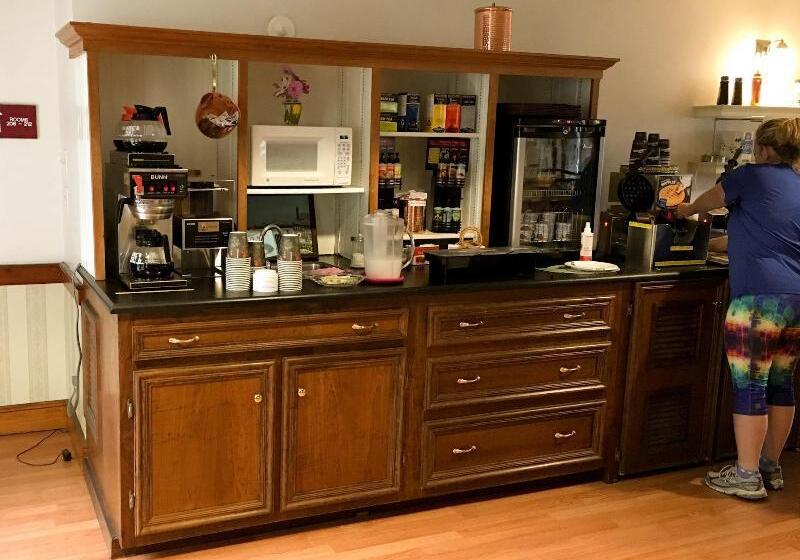 Camden Riverhouse Hotel And Inn