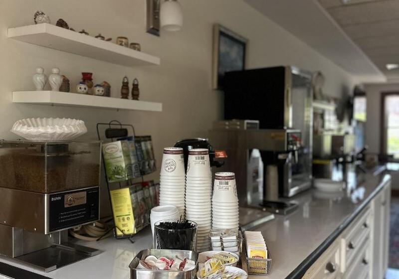 Camden Riverhouse Hotel And Inn