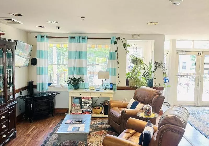 Camden Riverhouse Hotel And Inn