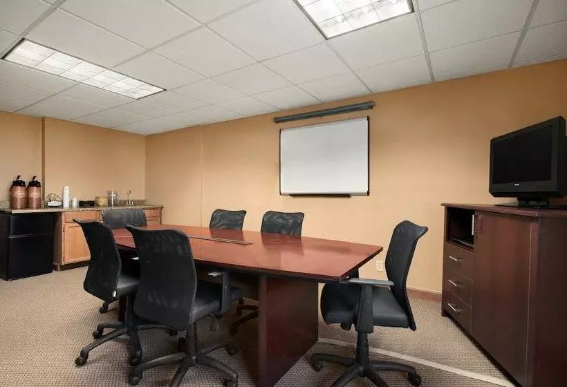 호텔 Days Inn & Suites By Wyndham Kansas City   Chiefs Arrowhead Stadium