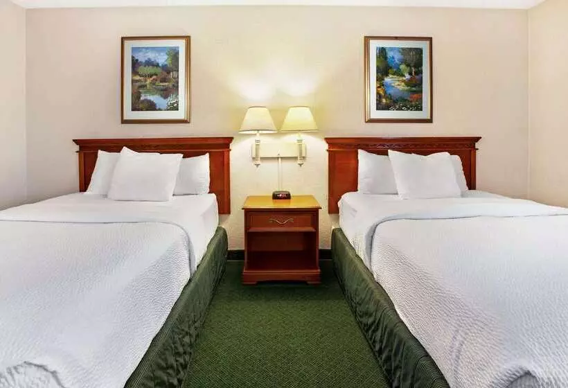 Отель La Quinta Inn By Wyndham Detroit Canton