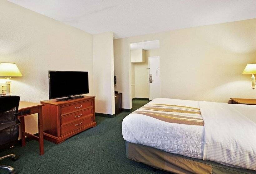 فندق La Quinta Inn By Wyndham Detroit Canton