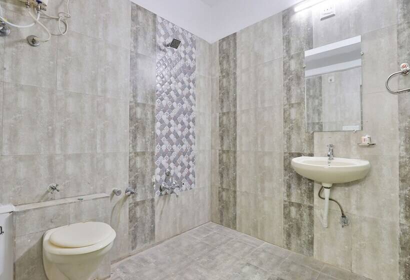 هتل Maple Leaf By Oyo Rooms