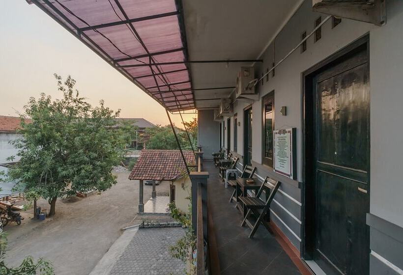 בית מלון כפרי Reddoorz Syariah Near Ciledug Station