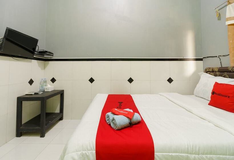בית מלון כפרי Reddoorz Syariah Near Ciledug Station
