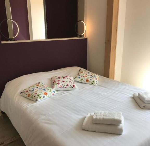 بنسيون La Bacchante