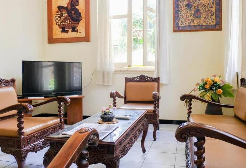 Pension (Hôtel basse catégorie) Reddoorz Near Universitas Kristen Satya Wacana