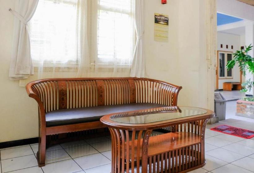 Pension (Hôtel basse catégorie) Reddoorz Near Universitas Kristen Satya Wacana