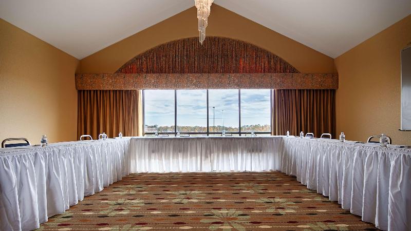 فندق Best Western Luxbury Inn Fort Wayne