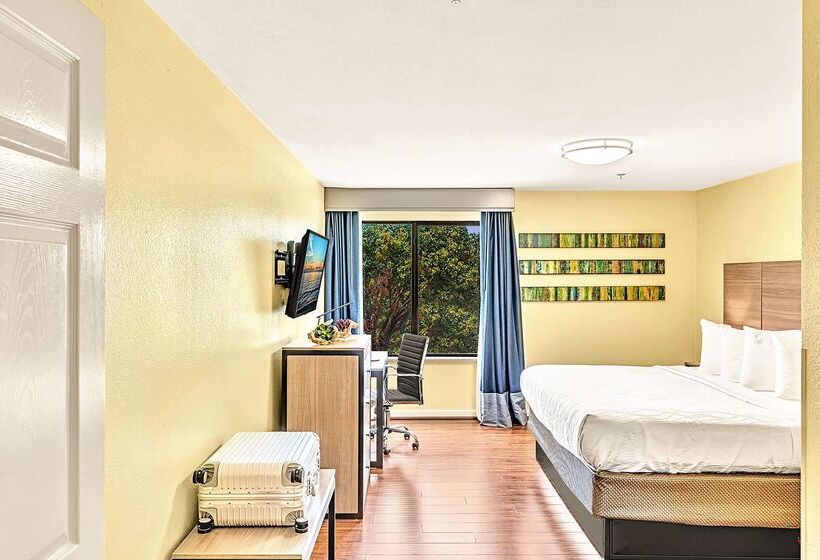 Отель Best Western Plus Lewisville Flower Mound