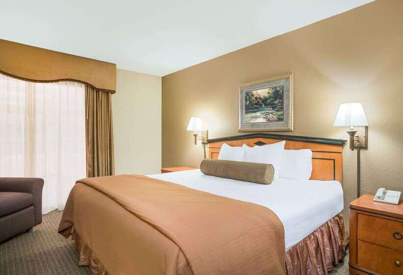 Ramada By Wyndham Plymouth Hotel & Conference Center