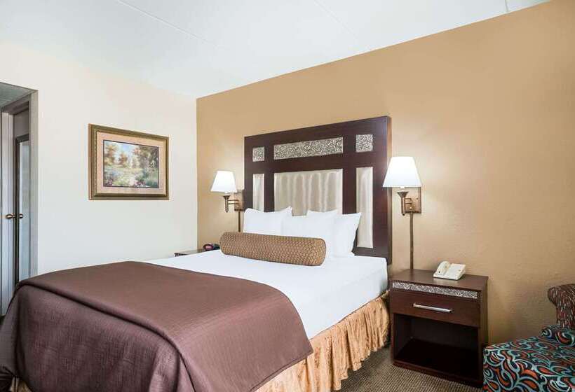 Ramada By Wyndham Plymouth Hotel & Conference Center