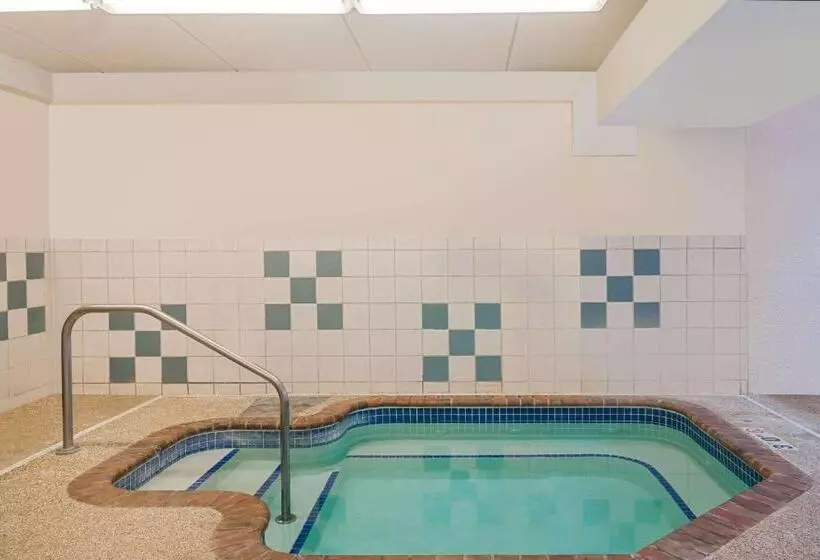 Ramada By Wyndham Plymouth Hotel & Conference Center