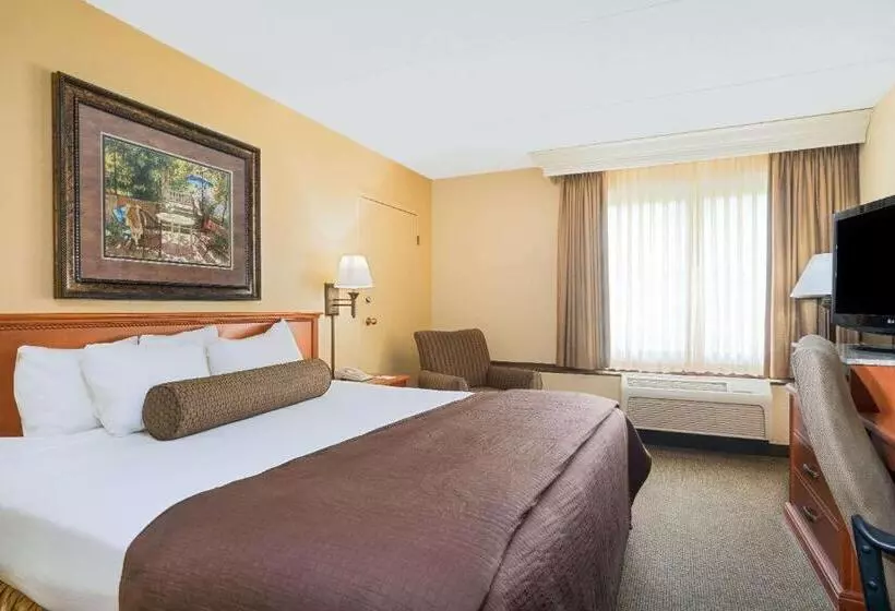 Ramada By Wyndham Plymouth Hotel & Conference Center