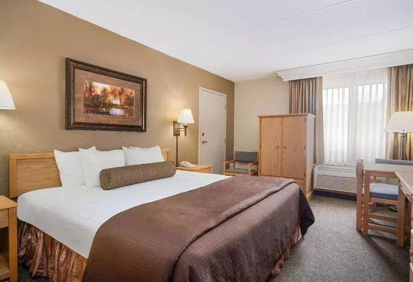 Ramada By Wyndham Plymouth Hotel & Conference Center