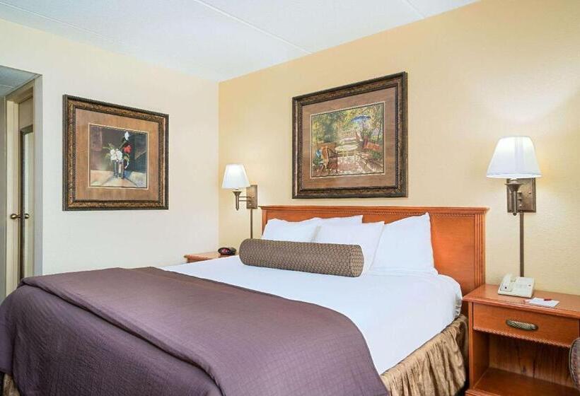 Ramada By Wyndham Plymouth Hotel & Conference Center