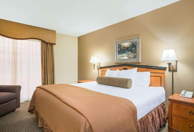 Ramada By Wyndham Plymouth Hotel & Conference Center